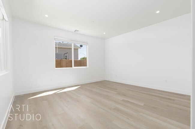 Building Photo - Brand New 3 Bed / 2 Bath Duplex – Modern L...