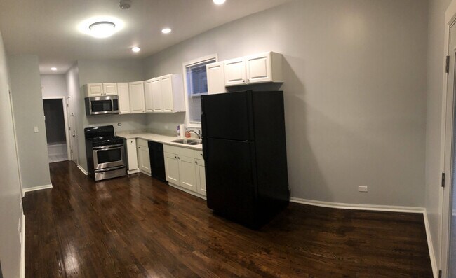 Kitchen - 3328 W Eastwood Ave
