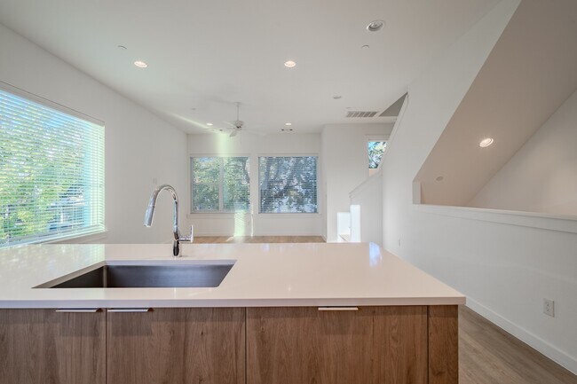 Building Photo - Stunning Modern Townhomes Newer Construction :: Henderson & Greenville Ave area