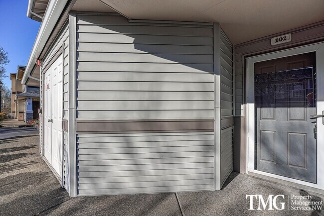 Building Photo - Cute Condo w/ 2 Beds 2 Baths and Patio in Beaverton!