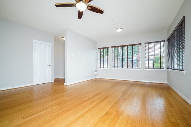 Building Photo - 2400 NE Park Dr