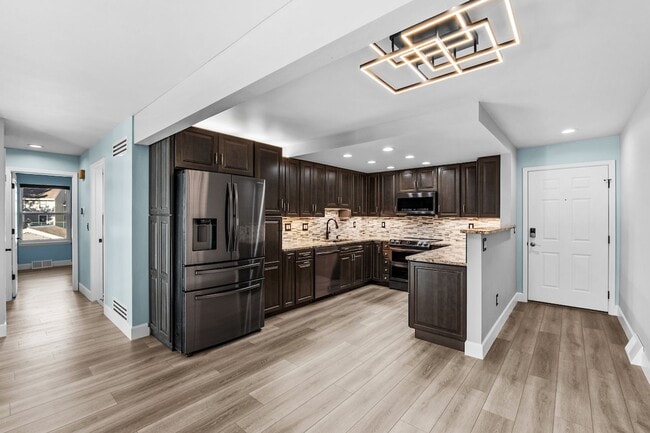 Building Photo - 2 bed, 2 bath Available Now!