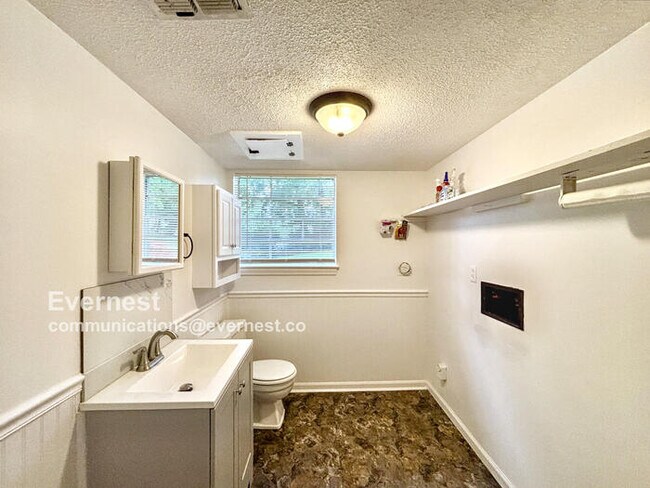 Building Photo - 922 Wesley Dr