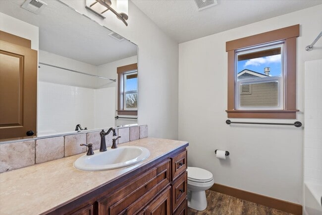 Building Photo - 5996 S Egmont Ave