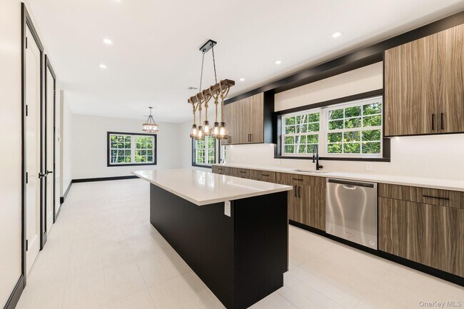 Building Photo - 2 Hallock Ct