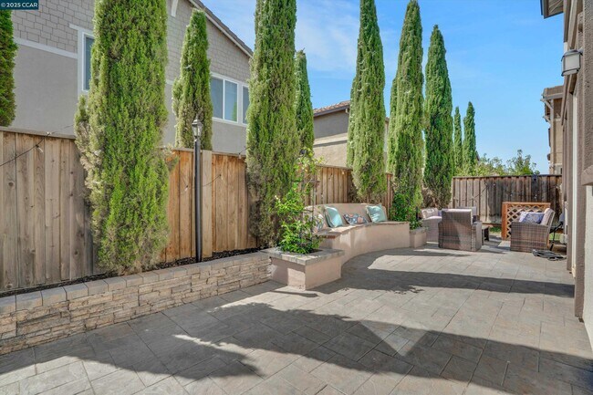 Building Photo - 351 Coolcrest Dr
