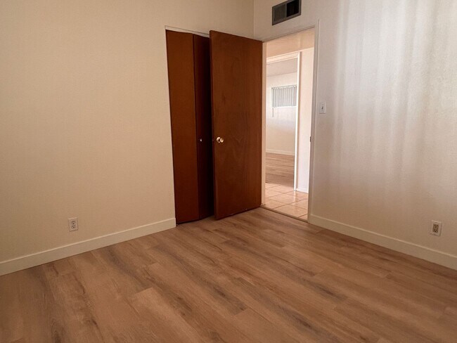 Building Photo - Scottsdale 4 Bed. 1.75 Bath located In Tow...