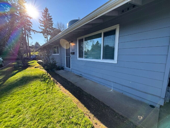 Building Photo - Milwaukie 2 Bedroom Duplex **One Portable AC window Included**