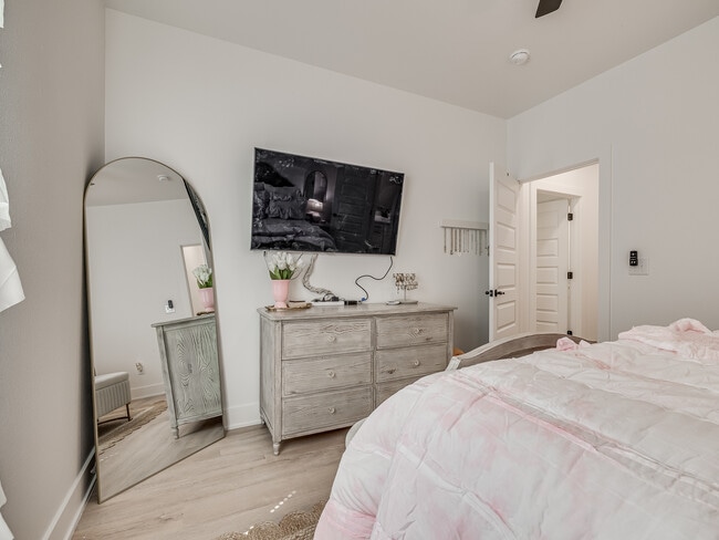 Building Photo - 1644 N Leverett Ave