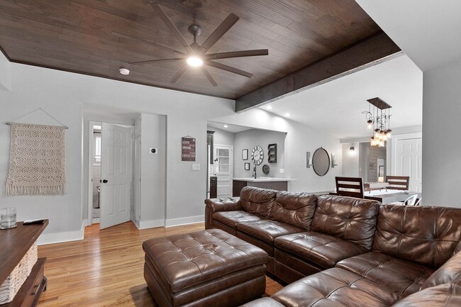 Building Photo - 3/2 House by TMH!! Available April!! fully furnished, 6 or 12 month lease available