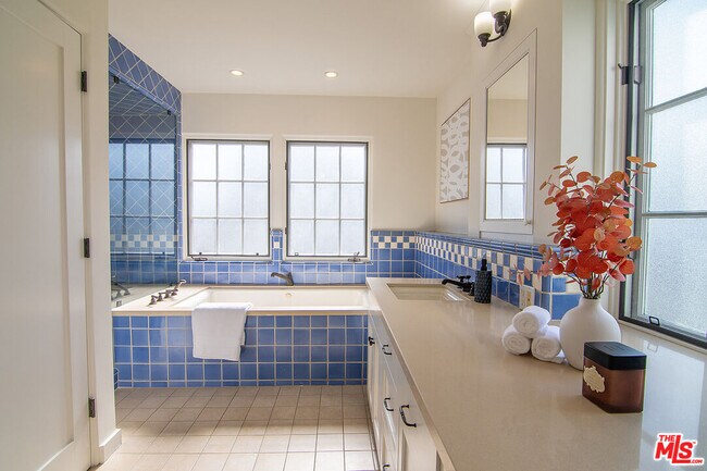 Building Photo - 131 S Martel Ave