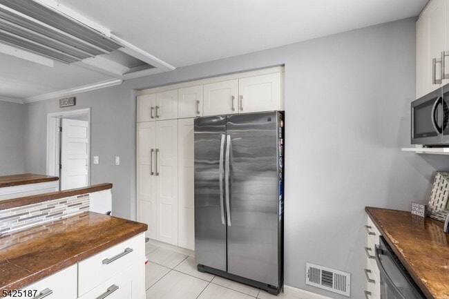 Building Photo - 487 W Shore Trail