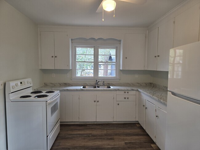 Building Photo - 615 Pine Dr