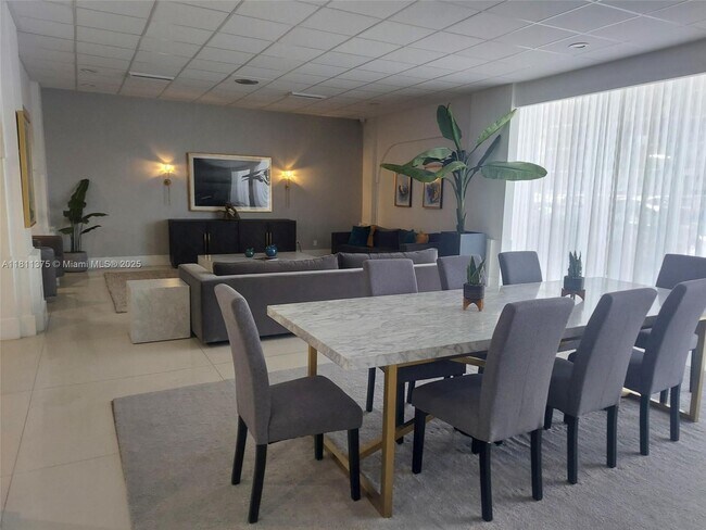 Building Photo - 3140 S Ocean Dr