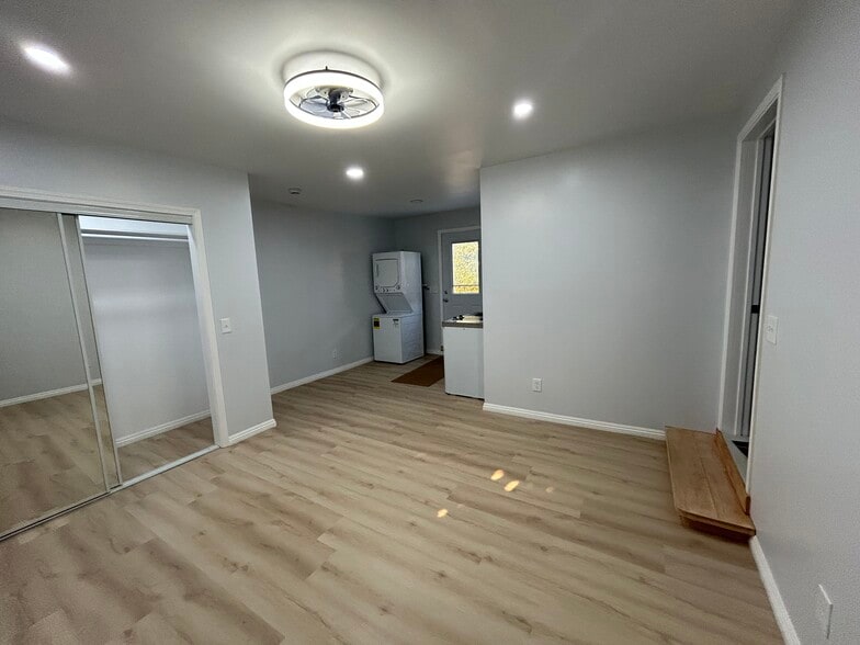 second room with closet and utilities area - 6008 Damask Ave