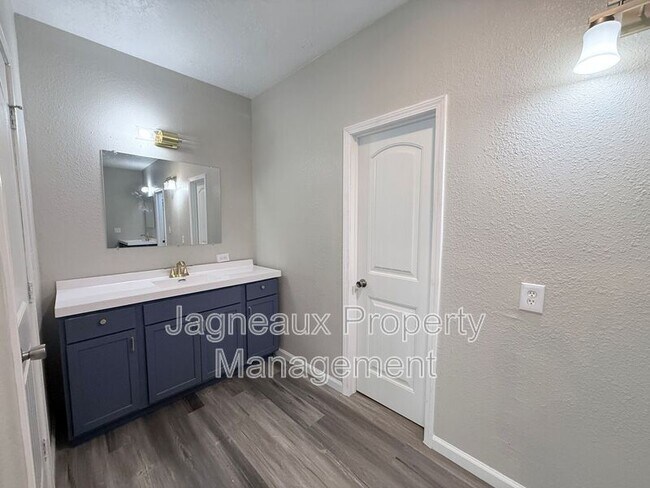 Building Photo - 816 Shady Ln