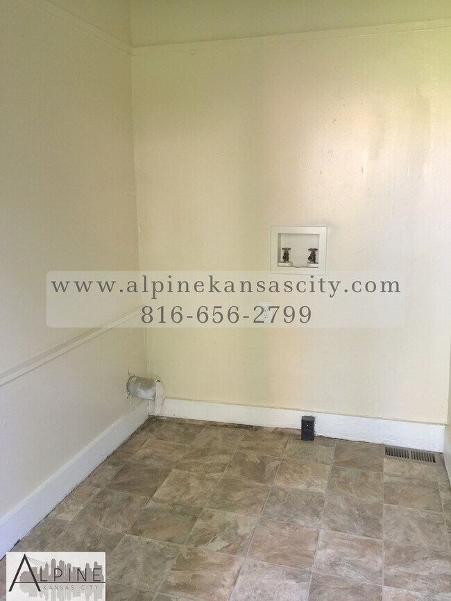 Building Photo - Independence Bungalow Available Now