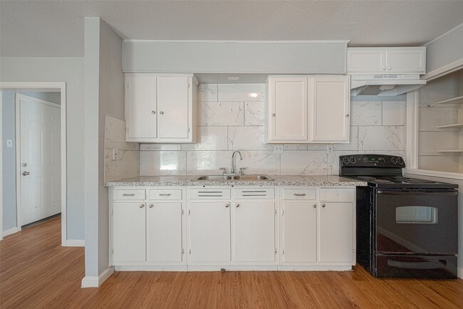 Building Photo - 5619 Willow Glen Dr