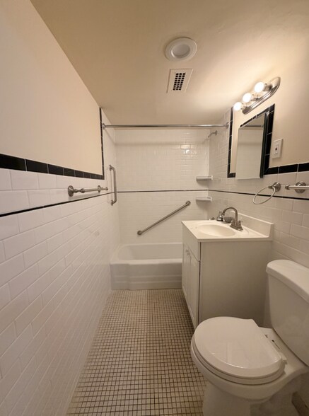 Building Photo - 16 Monmouth Ct