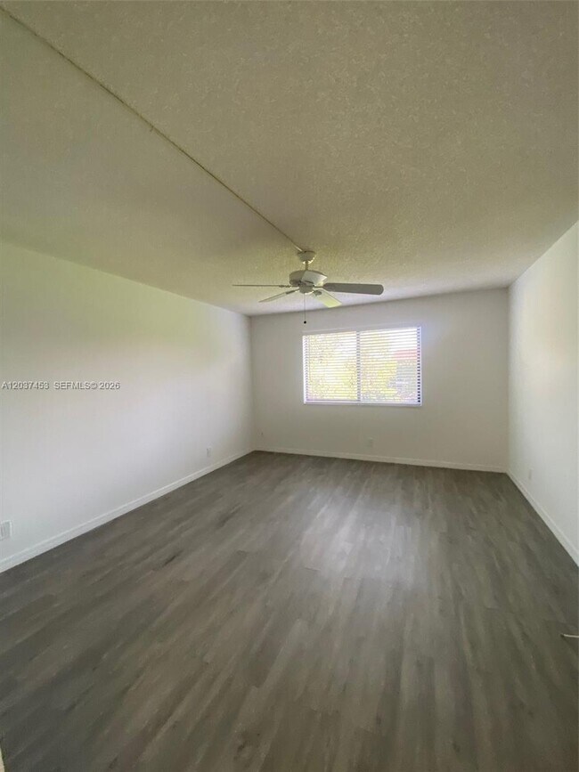 Building Photo - 369 Lakeview Dr
