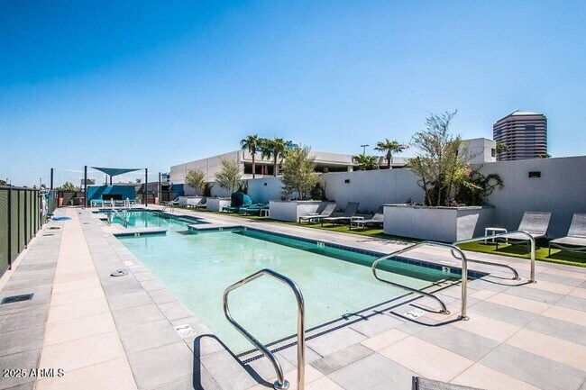 Building Photo - Resort Living in Midtown!!  Pool, Dog walk...