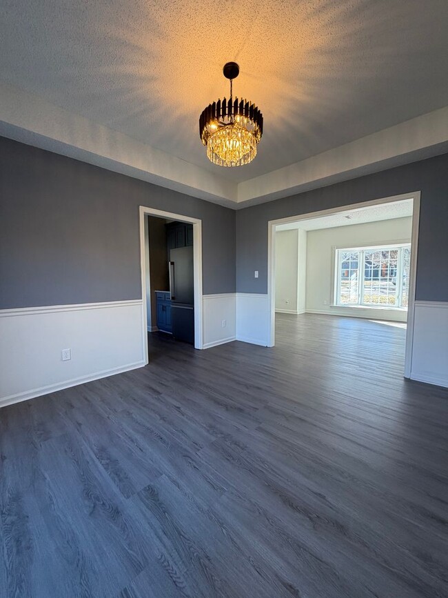 Building Photo - 4 bed | 2.5 bath | 2,630 sq ft