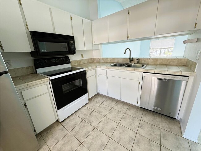 Building Photo - 225 Sun Vista Ct S