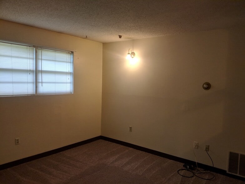 Building Photo - 708 W 12th St