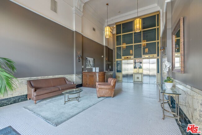 Building Photo - 257 S Spring St