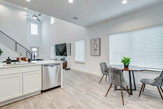 Building Photo - 12827 Barnsbury Ln