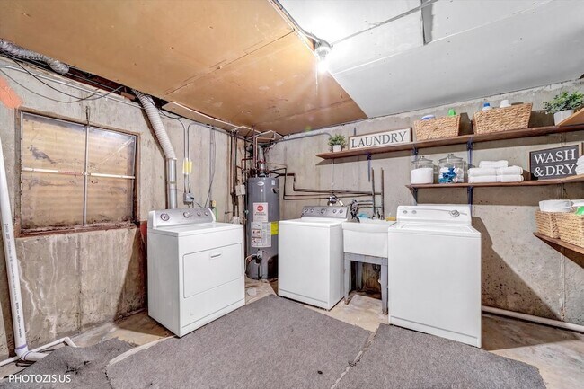 Building Photo - 411 Hickory Dr