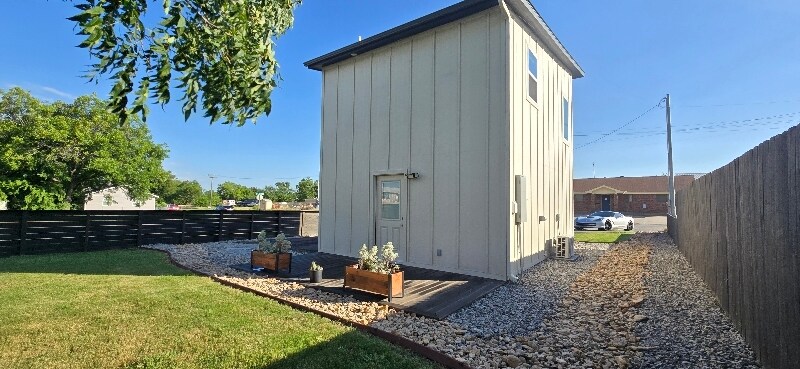 Building Photo - 404 W Wichita St