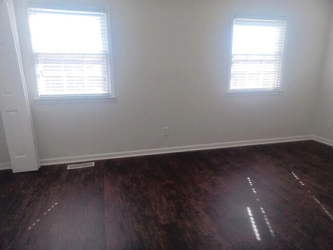Building Photo - 595 Wedgewood Dr