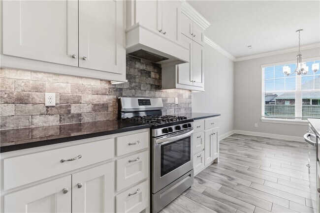 Building Photo - 931 E Skyline Lp