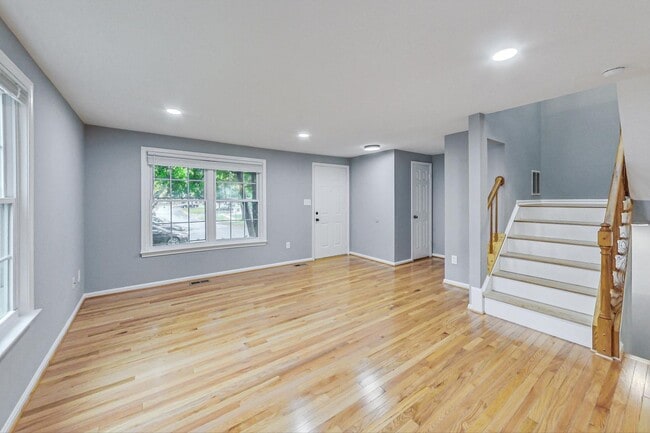 Building Photo - Beautifully maintained end unit Townhouse located in Stonebridge subdivision!