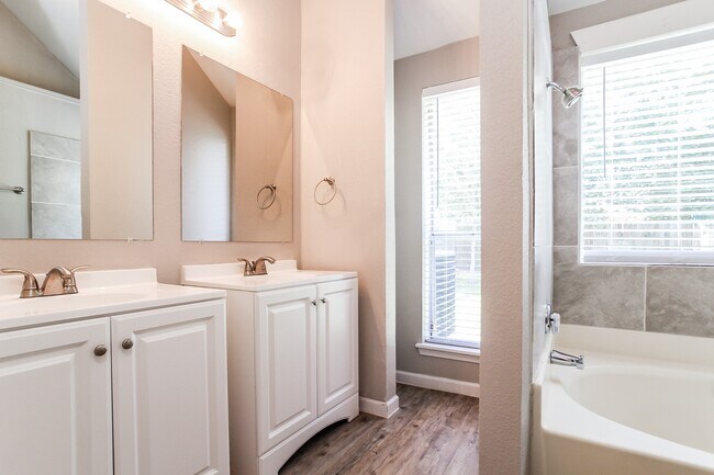 Building Photo - 14530 County Cress Dr