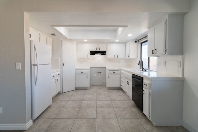 Building Photo - Beautiful 3/2 Apple Valley Home