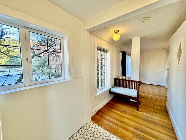 Building Photo - Charming Studio in the heart of Capitol Hill!!!!!