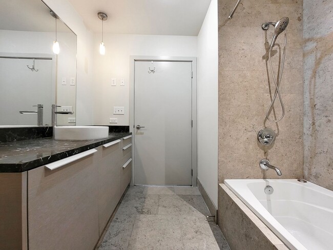 Building Photo - 25th West facing luxury unit located top of Hyatt Hotel!