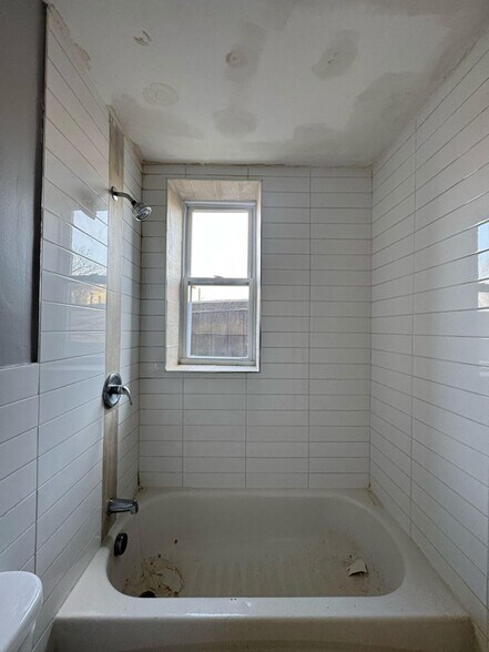 Building Photo - 618 S Orange Ave