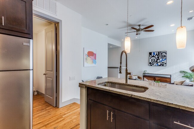 Building Photo - Henderson Ave Townhome with Rooftop Skyline Views