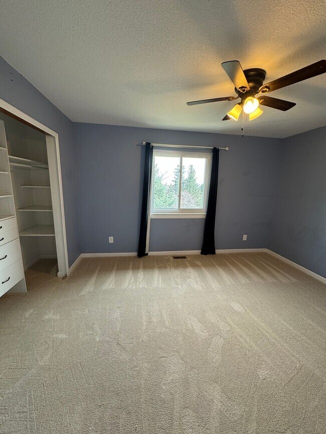 Building Photo - 5 Bedroom Home in Broadmoor Bluffs