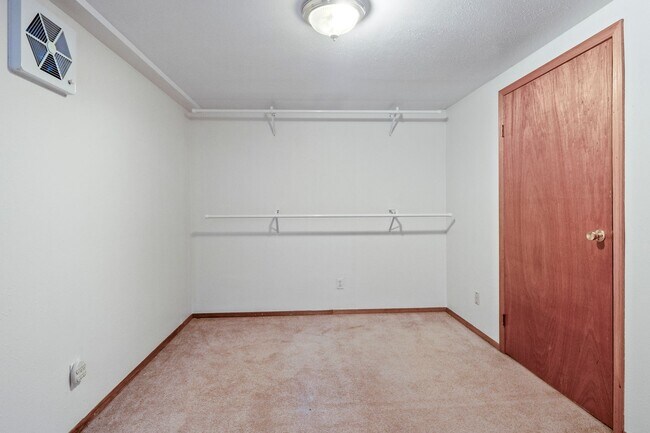 Building Photo - Spacious 5 Bed 3 Bath Home north Spokane with tons to offer