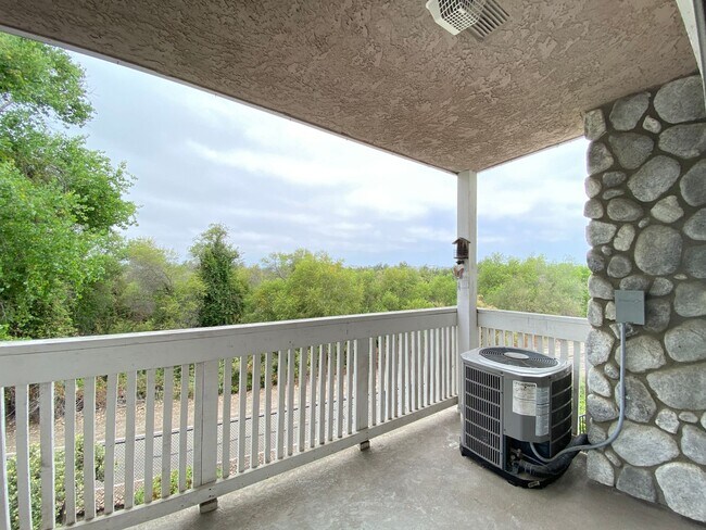 Building Photo - Bright 2 Bedroom Condo in Oceanside!