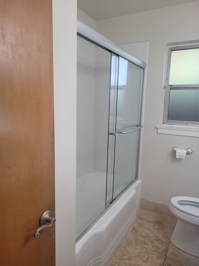 Building Photo - 3 bedroom home close to Land Park
