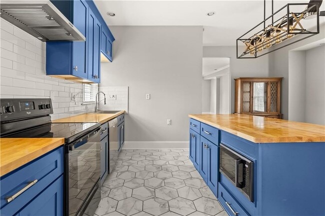 Building Photo - 66 Weyman Ave SW