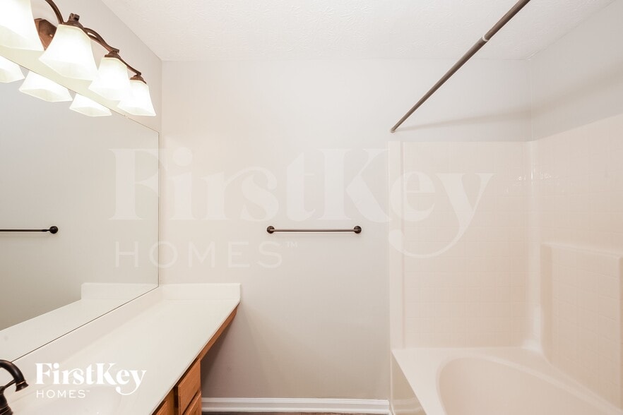 Building Photo - 5255 Hillcrest Glenn Dr