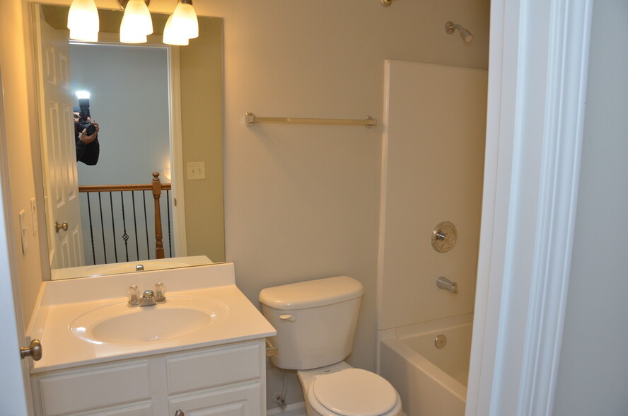 Guest Bath room with two entry - 1303 Greychurch Way