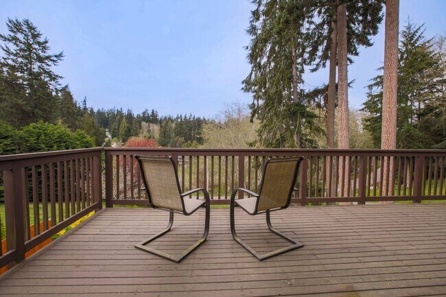 Building Photo - Lovely Storybook Home with a Lake View!