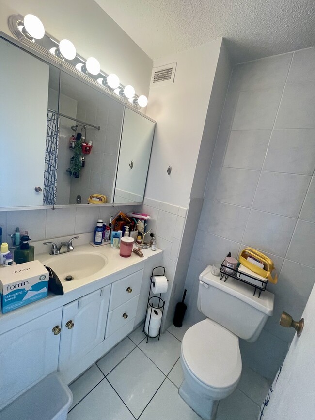 Building Photo - 2728 N Hampden Ct